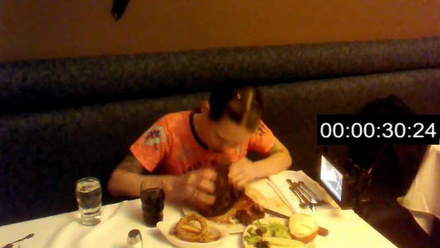 Elle mange 2 kilos de viande en moins de 3 minutes
