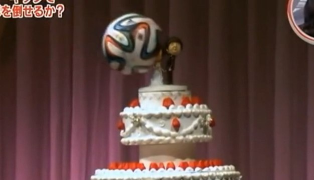 Frapper un coup franc en plein mariage!! Le gâteau à eu chaud...