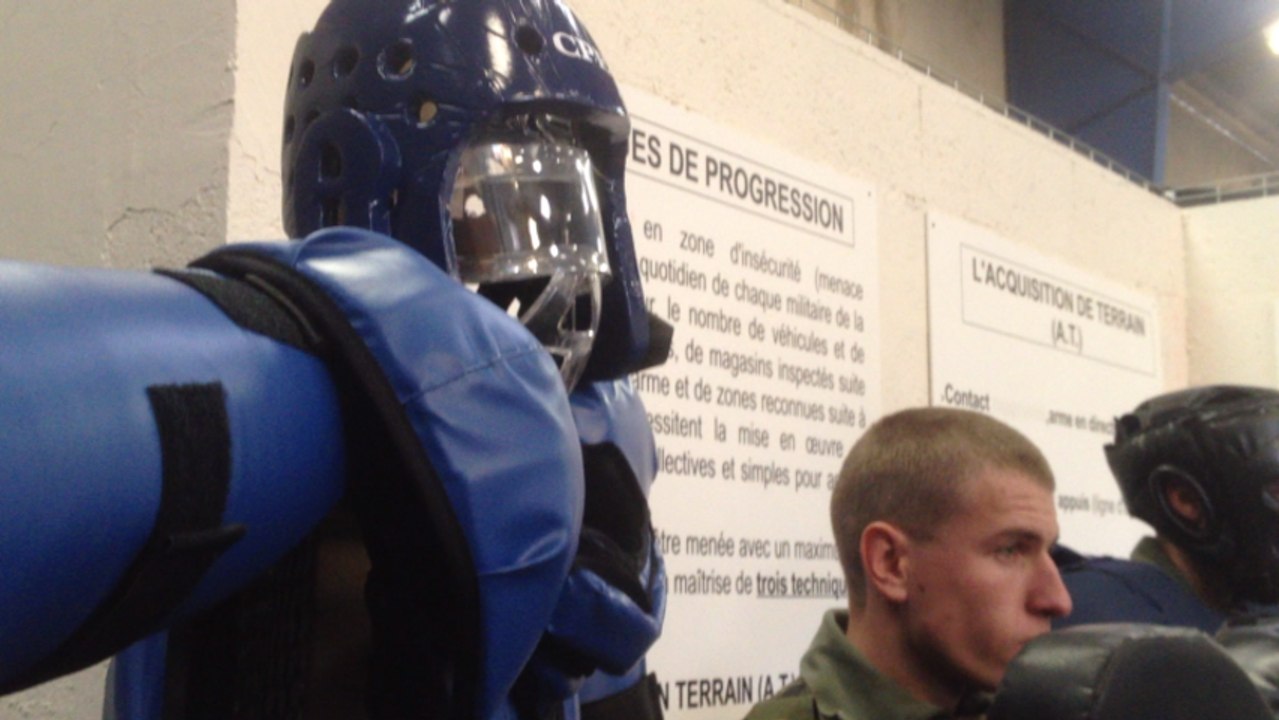 Manuel Valls à l'école de gendarmerie