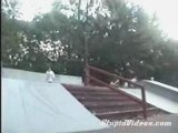 Regis fait du Skateboard