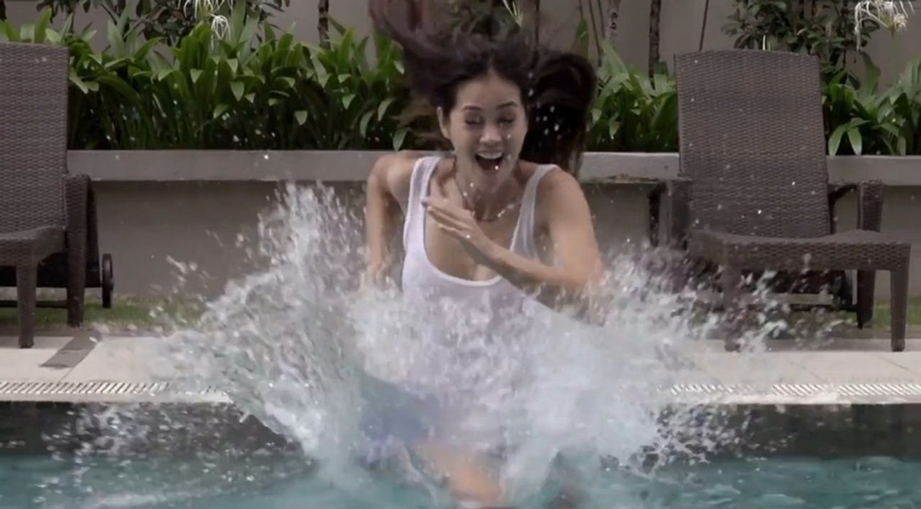 Marcher sur l'eau comme Moise!! Piscine remplie de fluide non-newtonien (Maizena)