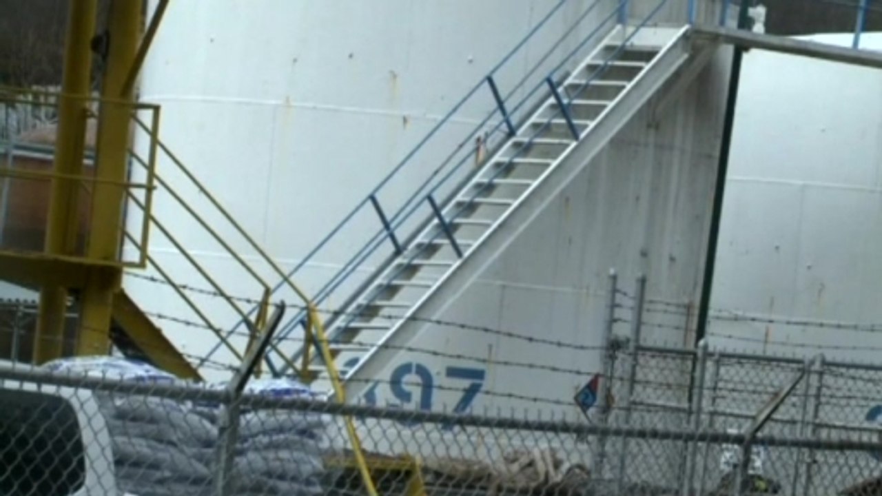 West Virginia chemical spill triggers widespread tap water ban