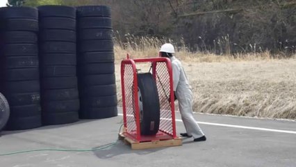 Un pneu géant éclate et ça fait très très mal!