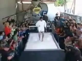 Piscine remplie de fluide non newtonien, incroyable!