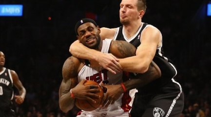 LeBron James furieux après une vilaine faute de Mirza Teletovic