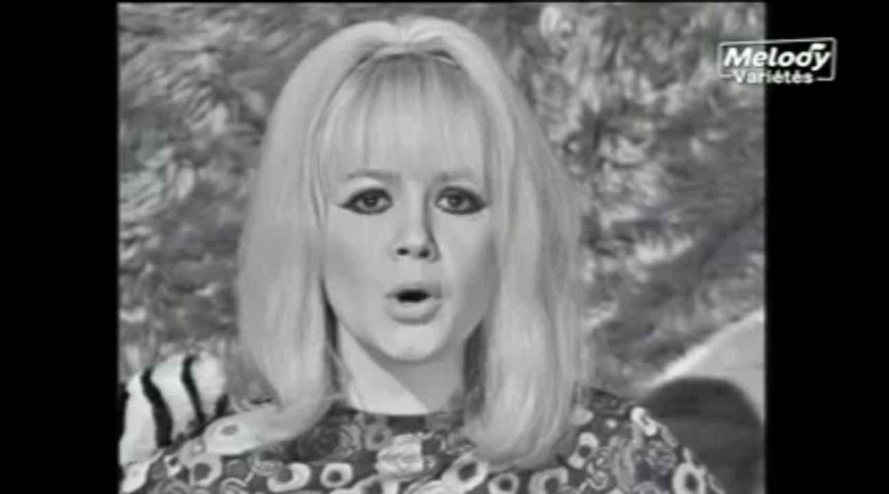 -Sophie Daumier (1967) chante : "" a double tour ""