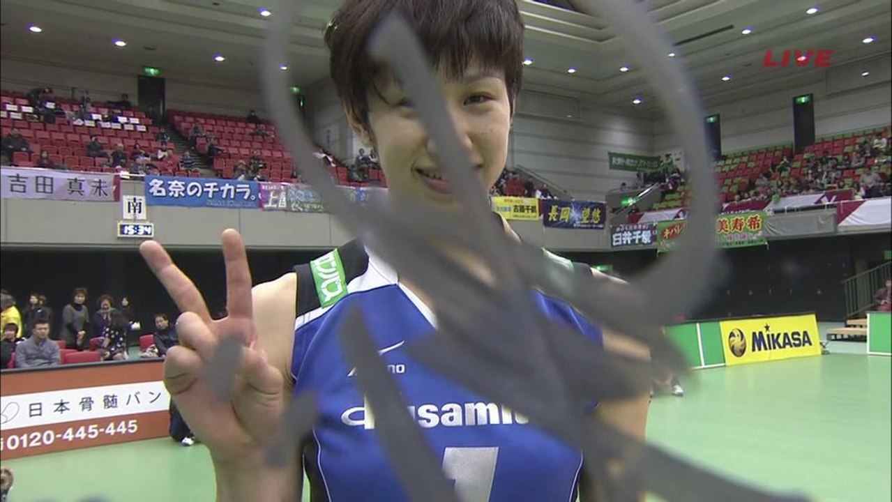 Miyu Nagaoka signs autograph on lens