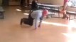 Un prof de lycée montre à ses élèves qu'il sait faire du breakdance
