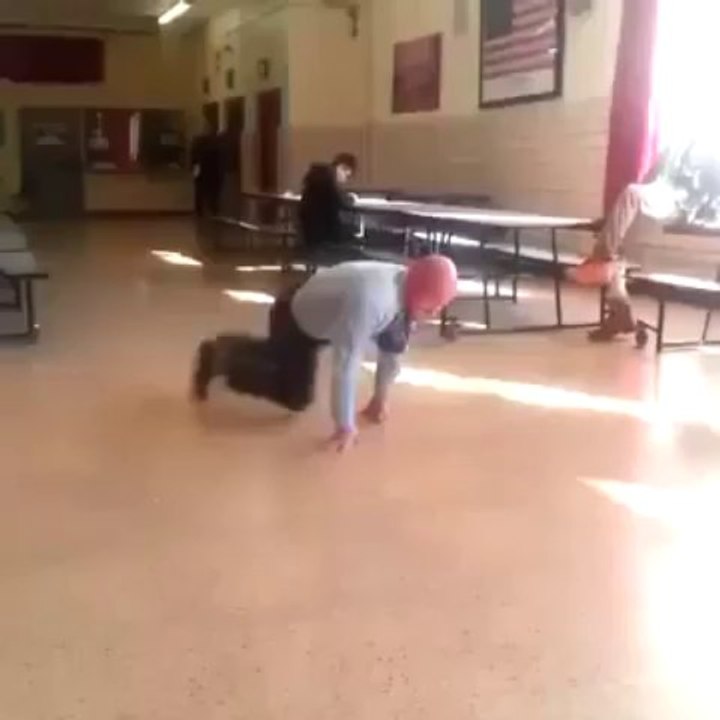 Un prof de lycée montre à ses élèves qu'il sait faire du breakdance