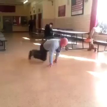 Un prof de lycée montre à ses élèves qu'il sait faire du breakdance