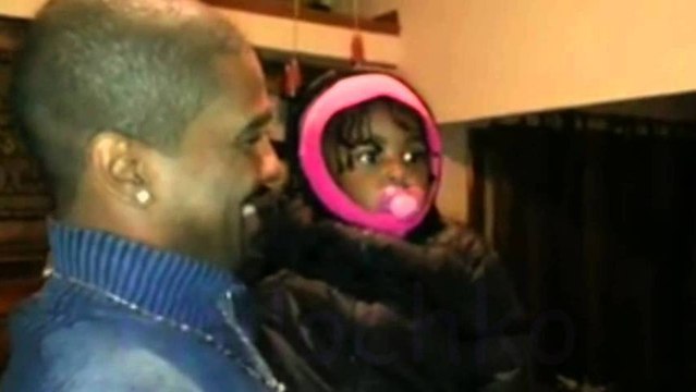 Bébé voit le frère jumeau de son papa