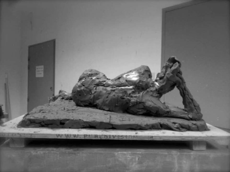 Sculpture femme couchée terre