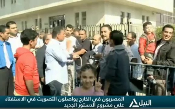 بوابة ماسبيرو : المصريون يواصلون النزول للإستفتاء فى الإمارات رغم وجود بعض المعوقات .