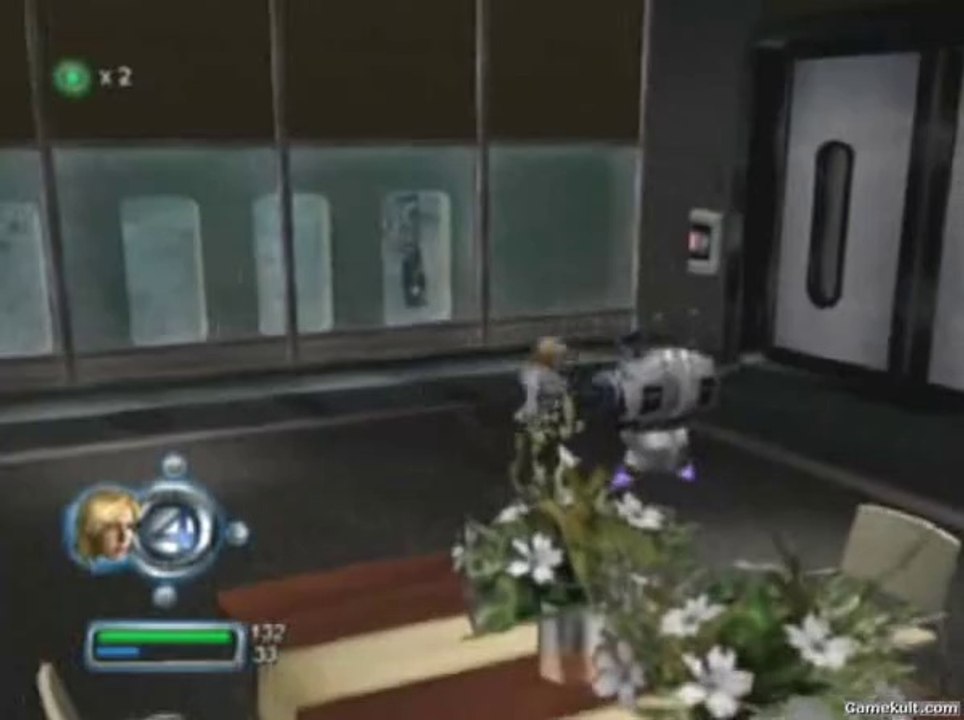 Les Quatre Fantastiques - La femme invisible s'inflitre