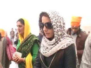 Sonia Mann Visit Golden Temple For Her Coming Punjabi Film Mere Yaar Kamine