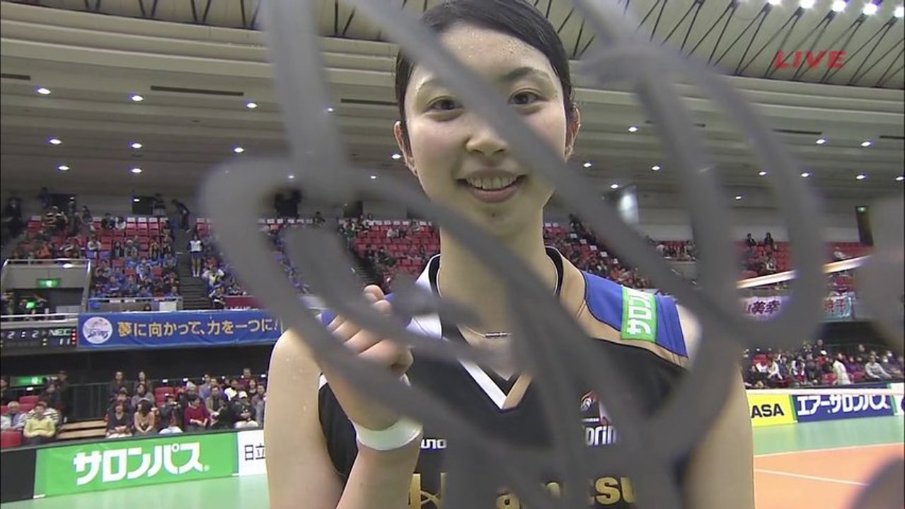 Nana Iwasaka signs autograph on lens