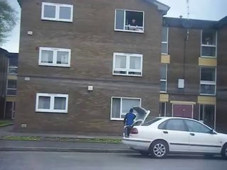 Videos de Risa: Repartiendo pizzas por la ventana (tepillao.com)