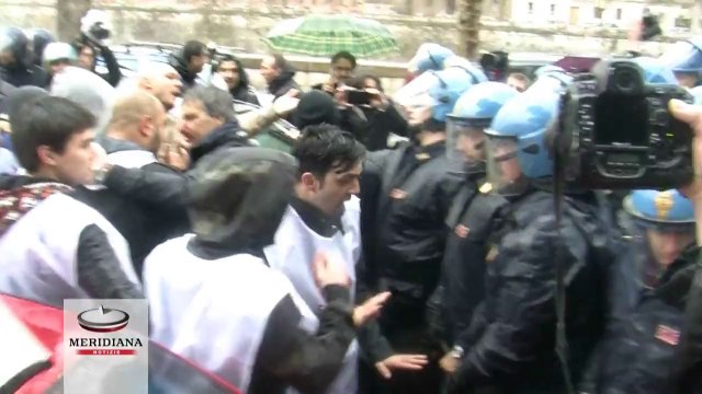 Dehors, sit-in ristoratori diventa corteo. Tensioni con polizia e traffico bloccato a Bocca verità