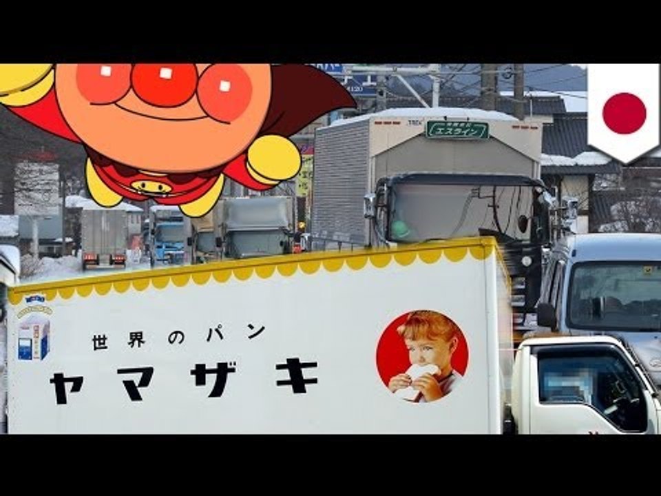 Yamazaki drivers hand out bread to motorists stranded in snow