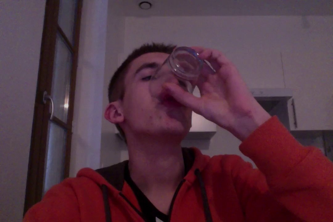 Neknomination ! il boit 4 verres cul sec !!!