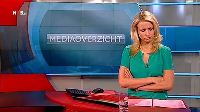 NOS Journaal lezeres Dionne Stax valt in slaap tijdens NOS 7 uur Journaal - YouTube