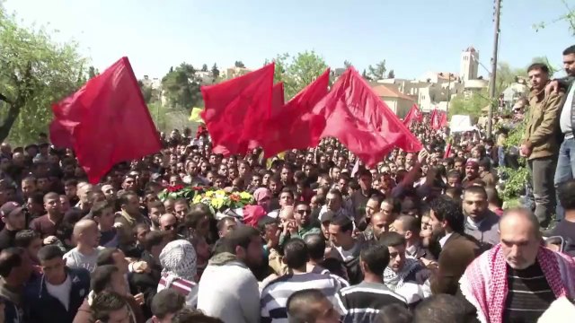 Milhares de pessoas se reúnem em funeral de palestino