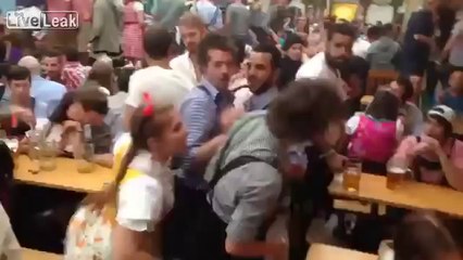 Oktoberfest'te Erkeklere Yumruk Atıp Isıran Çılgın Kız