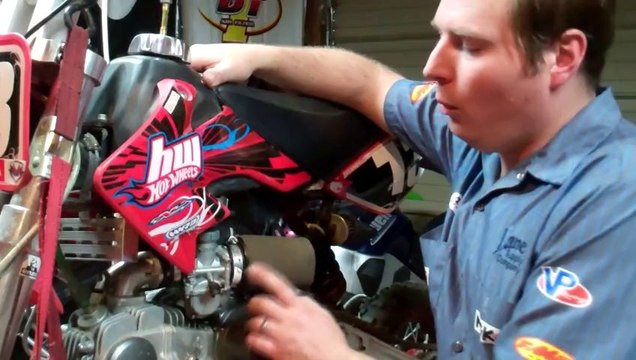 Idle mixture adjustment (carburetor air or fuel screw)