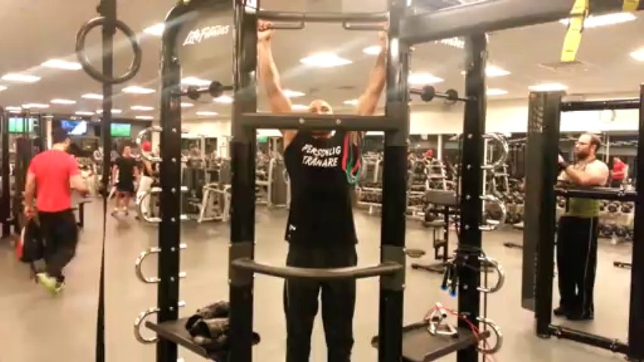 Simon doing "Burpees and Pull ups" exercice
