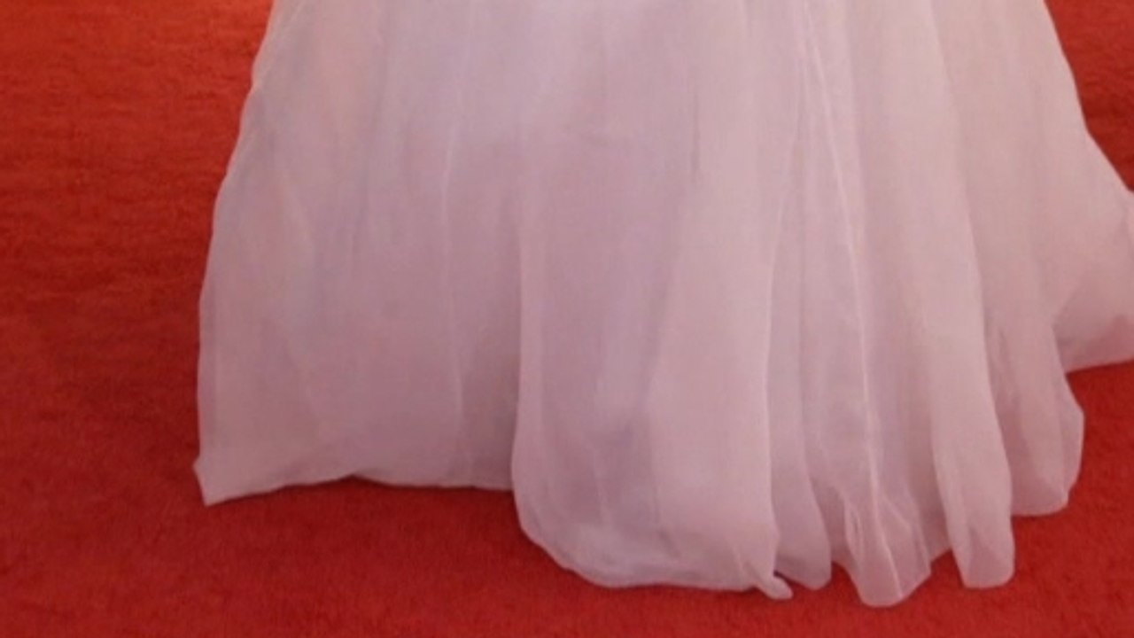 Reds, blacks, neutrals dominate Globes red carpet