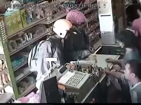 Hai tên đội mũ bảo hiểm dùng dao cướp siêu thị