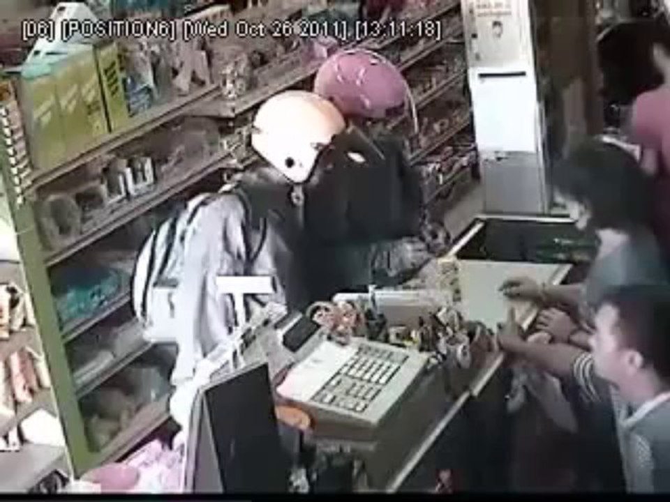 Hai tên đội mũ bảo hiểm dùng dao cướp siêu thị