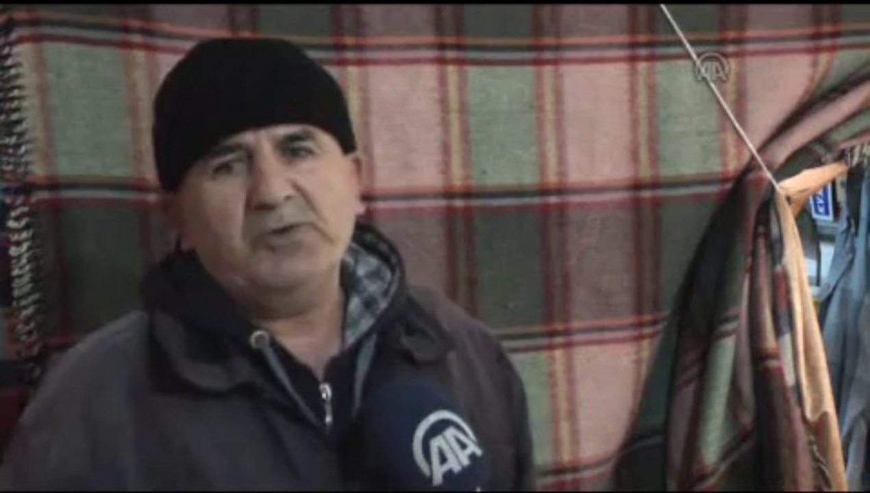 Evinin içine çadır kurdu