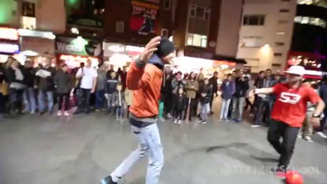 un giocoliere veramente incredibile, guardate cosa riesce a fare con un pallone..