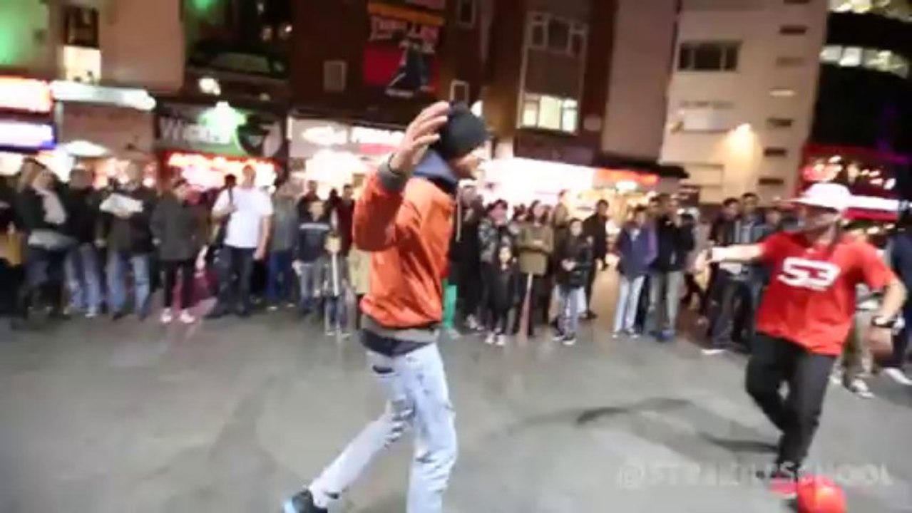 un giocoliere veramente incredibile, guardate cosa riesce a fare con un pallone..