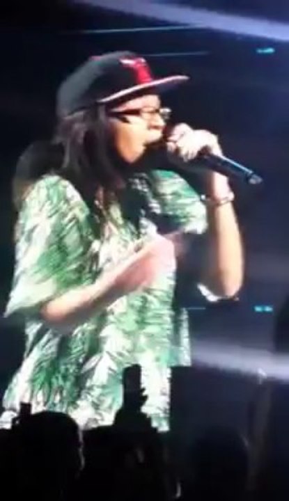 Jay Z in Chicago   Brings ANOTHER Fan On Stage For Rap Redemption