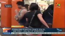 Participan mexicanos en el Día sin pantalones en el metro