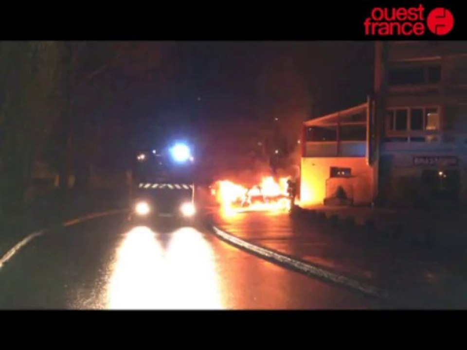 Explosion et voiture en feu en vidéo à Saint-Lô