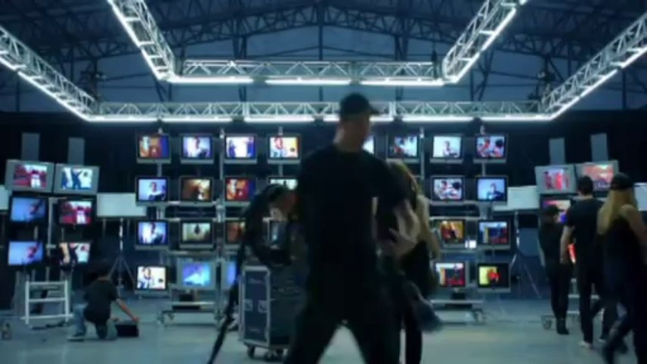 Elyar Fox on his perfect girl and getting naked with Miley Cyrus