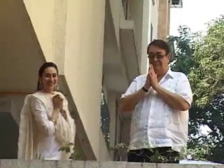 Saif Ali Khan and Kareena Kapoor greet the media after their Registered Marriage