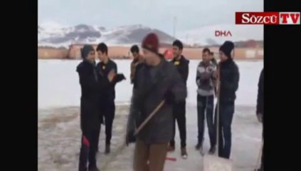 Maç için geldikleri sahayı temizlediler