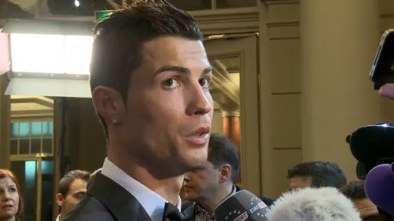Ronaldo cieszy się z drugiej Złotej Piłki