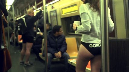 Prendre le métro sans pantalon! Pas mal...