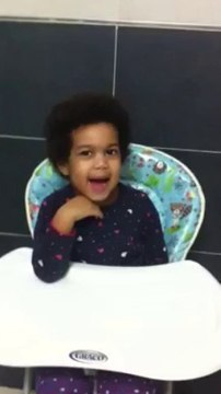 bébé Faiza agée de 2 ans chante les beatles Hey Jude avec ses propres paroles