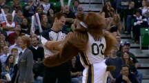 Quand l'arbitre danse avec une mascotte en plein match NBA!!