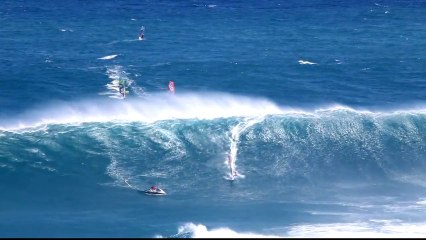 Download Video: Un jetski avalé par une vague géante : JAWS!!!!