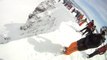 Terrible chute en Snowboard! Il tombe du haut de la falaise...
