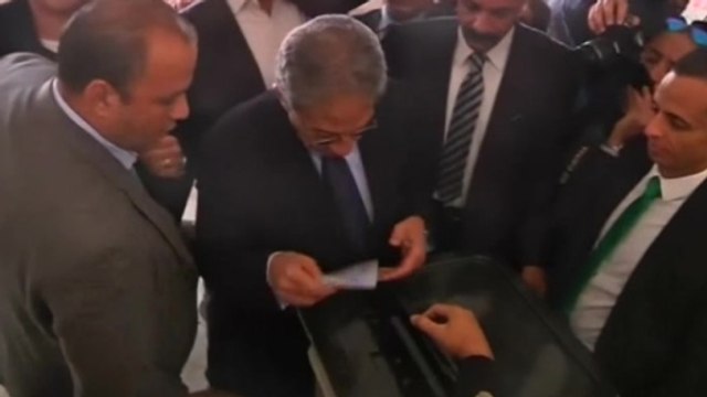 Officials join Egyptian public in constitutional referendum vote