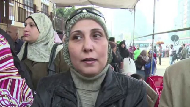 المصريون يدلون باصواتهم في استفتاء على الدستور