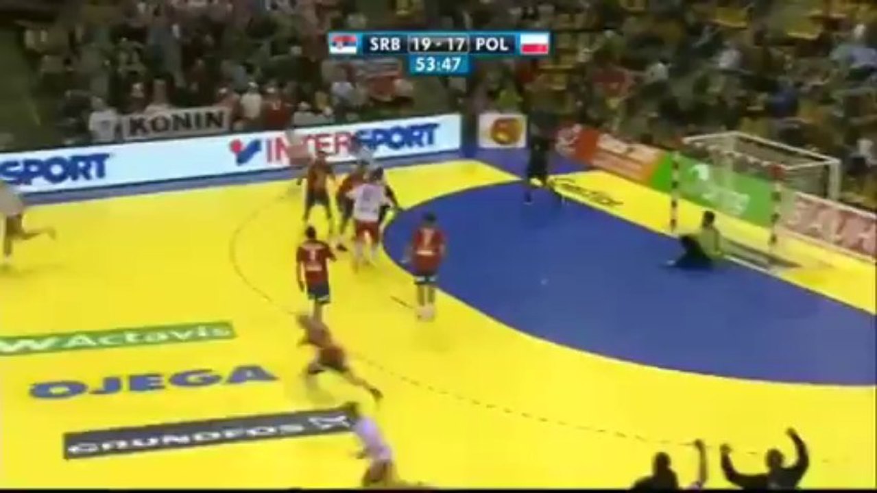 L'incroyable arrêt de gardien de foot de Darko Stanic / Serbie-Pologne / Euro 2014